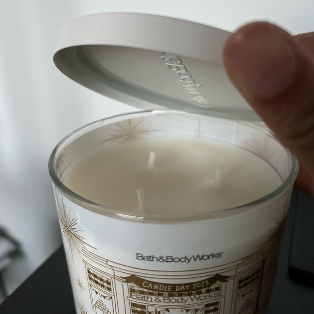 Bath And Body Works 2025 Candle Day Candle Sun Ripen Raspberry - Picture 2 of 3